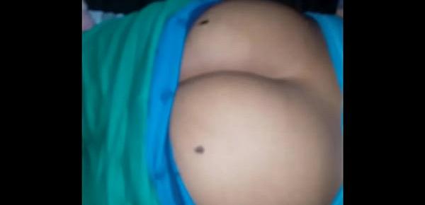  TEEN PUTITA SE DEJA FOLLAR POR UN MARCADOR